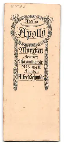 Fotografie Atelier Apollo, München, Äuss. Maximilianstr. 6, Chauffeur im Anzug mit Mütze