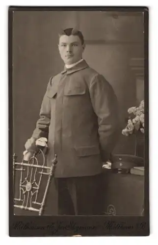 Fotografie Joseph Stegmann, Mülhausen, Vaubanstr. 94., Chauffeur mit Handschuhen nebst Schirmmütze