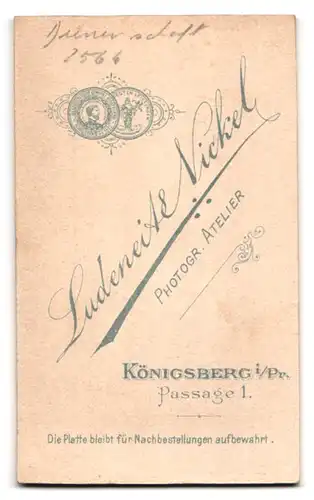 Fotografie Ludeneit & Nickel, Königsberg i. Pr., Chauffeur im Anzug mit Handschuhen nebst Schirmmütze