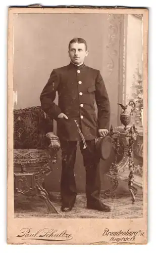 Fotografie Paul Schultze, Brandenburg / Havel, Hauptstr. 19, Chauffeur im Anzug mit Schirmmütze