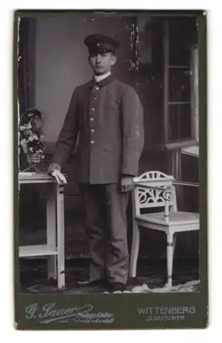 Fotografie Gotthold Sauer, Wittenberg, Jüdenstrasse 10, Chauffeur mit Schirmmütze und Handschuhen