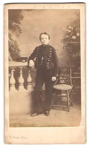 Fotografie E. Pinot, Versailles, Rue Neuve 25, französischer Kadett in Uniform nebst Schirmmütze