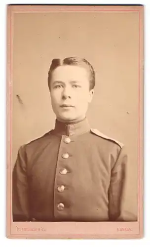 Fotografie Fritz Hiller & Co., Berlin, Portrait Kadett in Uniform