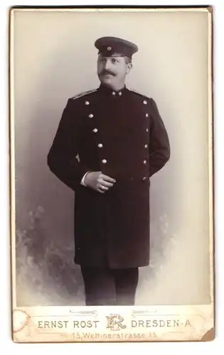 Fotografie Ernst Rost, Dresden, Wettinerstr. 15, Staatsbeamter in Uniform mit Schirmmütze