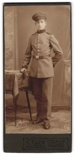 Fotografie C. Euen, Berlin, Friesenstr. 44, Med. Krankenträger in Uniform