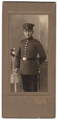 Fotografie Bernhard Gunkel, Leipzog-Gohlis, Äuss. Hallischestr. 91-93, Med. Krankenträger in Uniform mit Bajonett