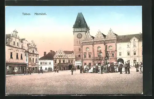 AK Tabor, Namesti, Marktplatz mit Brunnen im Abendlicht