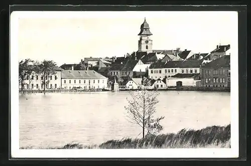 AK Pocátky, Blick übers Wasser auf den Ort