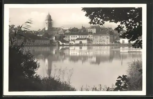 AK Pocátky, Blick übers Wasser auf die Stadt