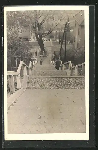 Foto-AK Nove Mesto na Morave, Menschen auf Treppe im Ort