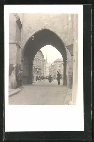 Foto-AK Jihlava, Kinder am Stadttor, Durchblick in die Stadt