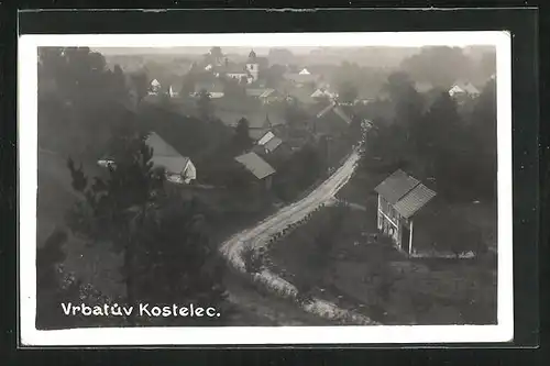 Foto-AK Vrabatuv Kostelec, Teilansicht mit Strassenpartie