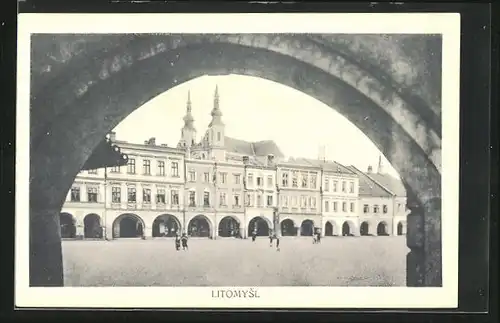 AK Leitomischl / Litomysl, Strassenpartie mit Gebäudeansicht durch Tor