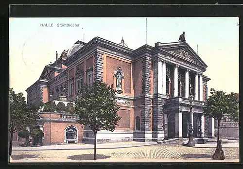 AK Halle a. S., das Stadttheater mit Spaziergängerin