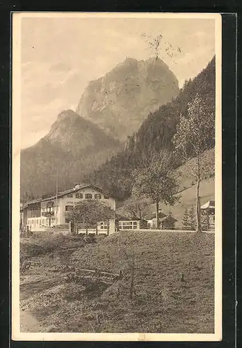 AK Hintersee b. Berchtesgaden, Auzingers Gasthaus mit Bergmassiv