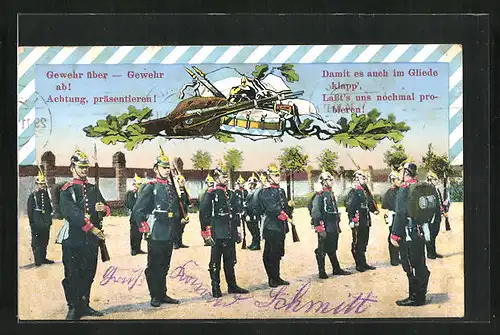 AK Infanterie Soldaten bei Übung, Präsentiert das Gewehr