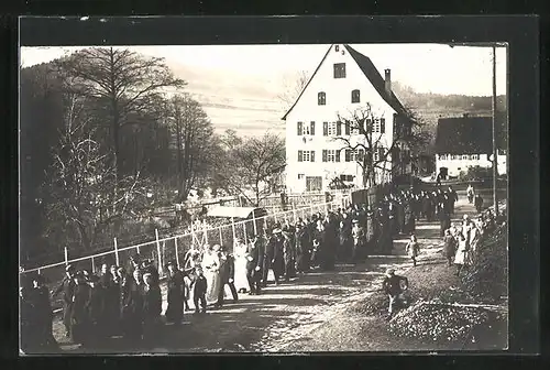 Foto-AK Rohrdorf /Schwarzwald, Hochzeitszug durch Ort, ca. 1915