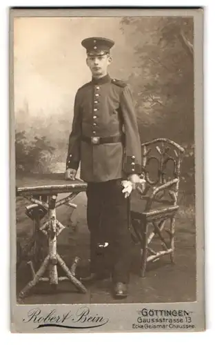 Fotografie Robert Bein, Göttingen, Gaussstrasse 13, Junger Soldat des IR 82 mit Bajonett am Koppel