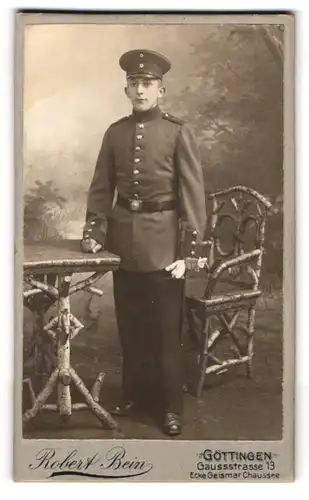 Fotografie Robert Bein, Göttingen, Gaussstrasse 13, Soldat des IR 82 mit Bajonett am Koppel