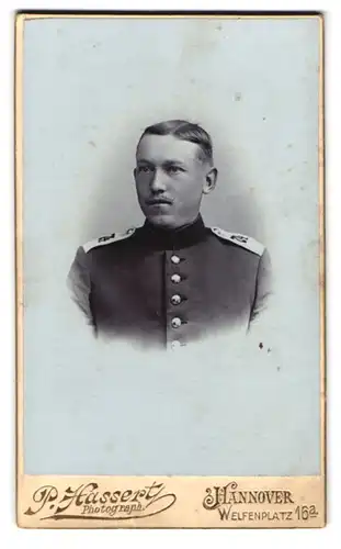 Fotografie P. Hassert, Hannover, Welfenplatz 16a, Soldat des IR 74 im Portrait