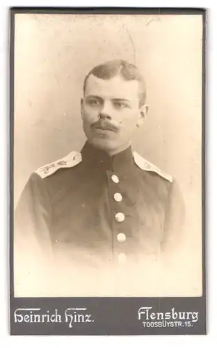 Fotografie Heinrich Hinz, Flensburg, Toosbüystrasse 15, Soldat des Fürstl. Regt. Königin Schleswig-Holstein 86