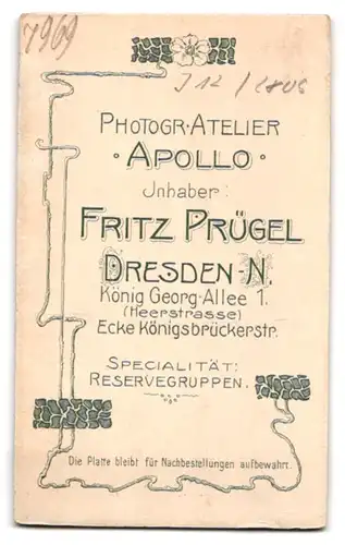 Fotografie Atelier Apollo, Dresden, König Georg Allee 1, Soldat in Uniform mit blank polierten Knöpfen, IR 12