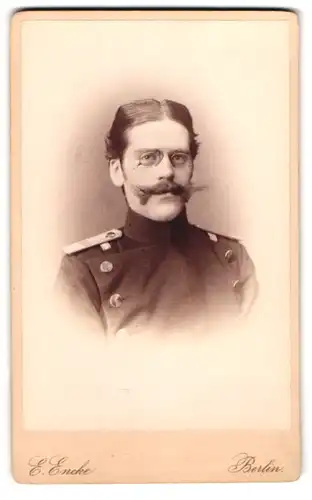 Fotografie E. Encke, Berlin, Potsdamer-Strasse 125, Soldat mit Zwicker und Mittelscheitel, IR 118