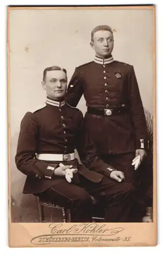 Fotografie Carl Köhler, Berlin-Schöneberg, Colonnenstrasse 35, Soldaten mit Orden, 1. Garde zu Fuss