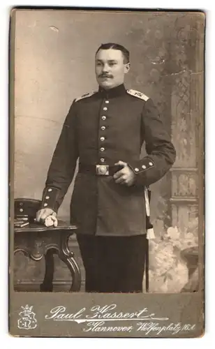 Fotografie Paul Hassert, Hannover, Welfenplatz 16a, Soldat mit Portepee und Bajonett, IR 74