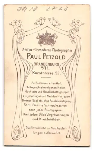 Fotografie Atelier Petzold, Brandenburg a. H., Kurstrasse 52, Soldat mit breiten Lächeln und Bajonett, IR 20