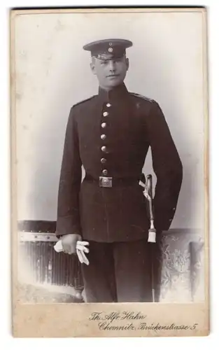 Fotografie Th. Alfr. Hahn, Chemnitz, Brückenstrasse 5, Soldat mit Bajonett und Portepee, IR 104