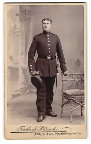 Fotografie Friedrich Schroeder, Berlin, Leipzigerstrasse 63a, Soldat mit Bajonett und Portepee