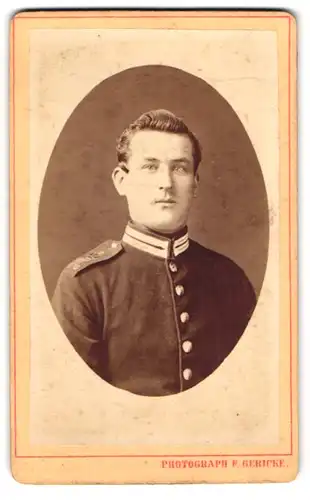 Fotografie F. Gericke, Berlin, Skalitzer-Strasse 62, Junger Soldat des K. Fr. G. Gr. Rgt. 2