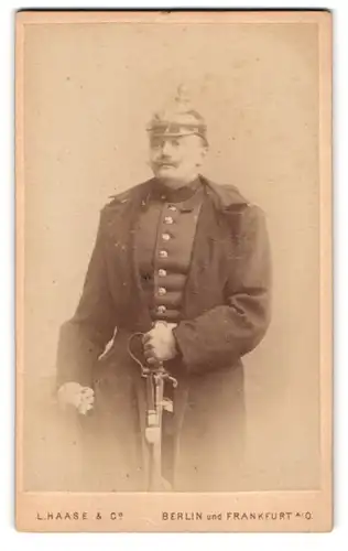 Fotografie L. Haase & Co., Frankfurt / Oder, Regierungsstr. 12, Artillerist im Feld Art. Rgt. mit Artillerie-Pickelhaube