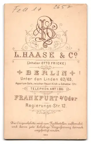Fotografie L. Haase & Co., Frankfurt / Oder, Regierungsstr. 12, Artillerist im Feld Art. Rgt. mit Artillerie-Pickelhaube