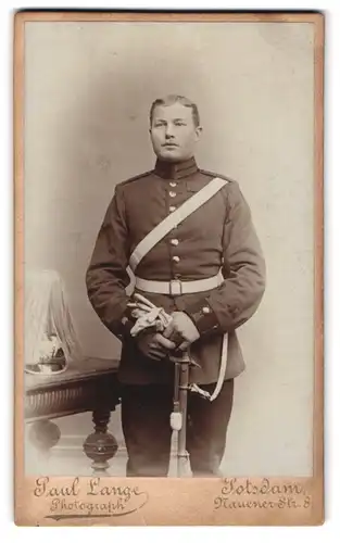 Fotografie Paul Lange, Potsdam, Nauenerstr. 8, Garde-Artillerist in einem Feld Art.-Rgt. mit Pickelhaube & Paradebusch