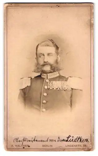 Fotografie A. Walther, Berlin, Oberstleutnant von der Lüdtken mit Ordenspange, Kaiser Alexander Garde Gren. Rgt.