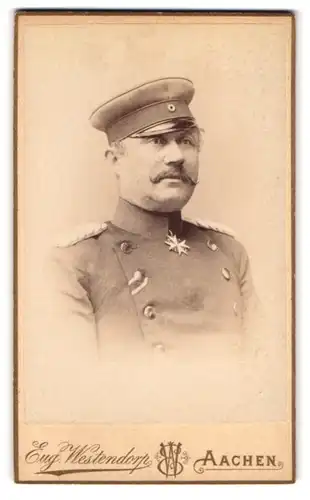 Fotografie Eugen Westendorp, Aachen, Hochstrasse 8, General Inf.-Rgt. 53 mit Orden Pour le Merite