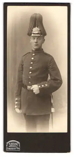 Fotografie Atelier Stein, Berlin, Chausseestr. 70 / 71, Soldat in einem Grenadier-Regiment mit Pickelhaube & Paradebusch