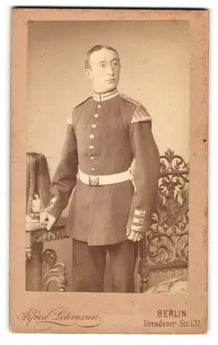 Fotografie Alfred Lehmann, Berlin, Dresdener Str. 135, Garde-Musiker nebst Pickelhaube mit Paradebusch