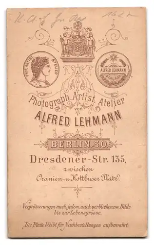 Fotografie Alfred Lehmann, Berlin, Dresdener Str. 135, Garde-Musiker nebst Pickelhaube mit Paradebusch
