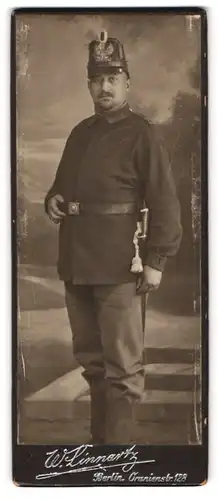 Fotografie W. Linnartz, Berlin, Oranienstr. 128, beleibter Jäger mit Tschako & Bajonett 1914