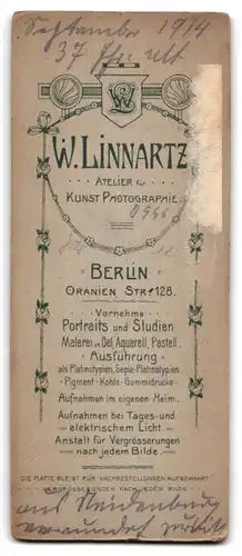 Fotografie W. Linnartz, Berlin, Oranienstr. 128, beleibter Jäger mit Tschako & Bajonett 1914