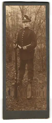 Fotografie unbekannter Fotograf und Ort, Jäger in Uniform mit Tschako & Gewehr