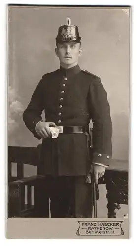 Fotografie Franz Haecker, Rathenow, Berlinerstr. 11, Jäger in Uniform mit Tschako, Bajonett & Portepee, Rgt. 3