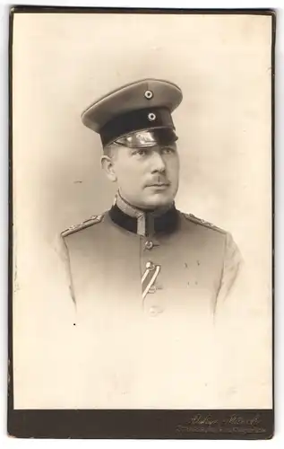 Fotografie Atelier Münch, Strassburg / Elsass, a.d. Königsbrücke, Feuerwerker in Uniform mit Ordenband & Schirmmütze