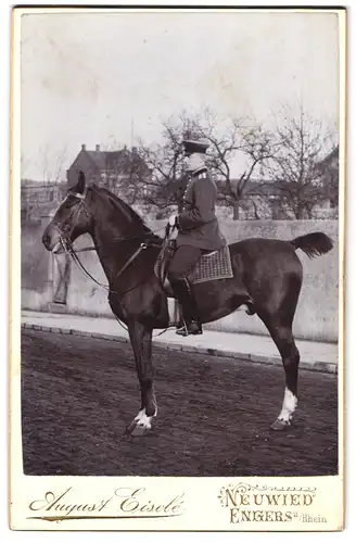 Fotografie August Eisele, Engers / Rhein, Ansicht Engers / Rhein, Offizier im Feld. Art. Rgt. 62 zu Pferd