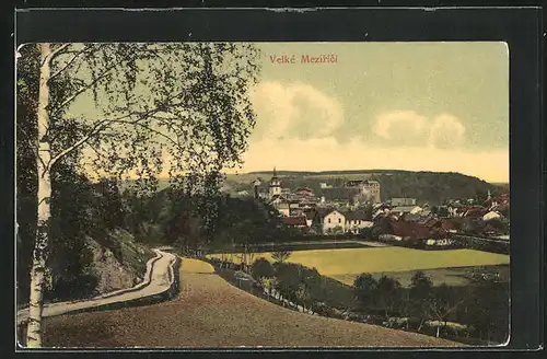 AK Velké Mezirici /Gross Meseritsch, Landstrasse mit Blick zum Ort