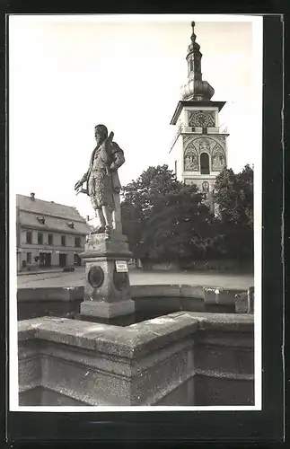 AK Nové Mesto na Morave, Brunnen mit Denkmal