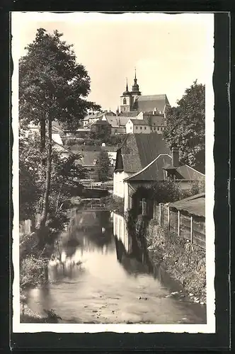 AK Iglau, Ortspartie am Fluss, Blick zur Kirche